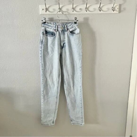 Urban Outfitters High Rise Mom Jeans in Light Bleach Wash - Picture 2 of 6